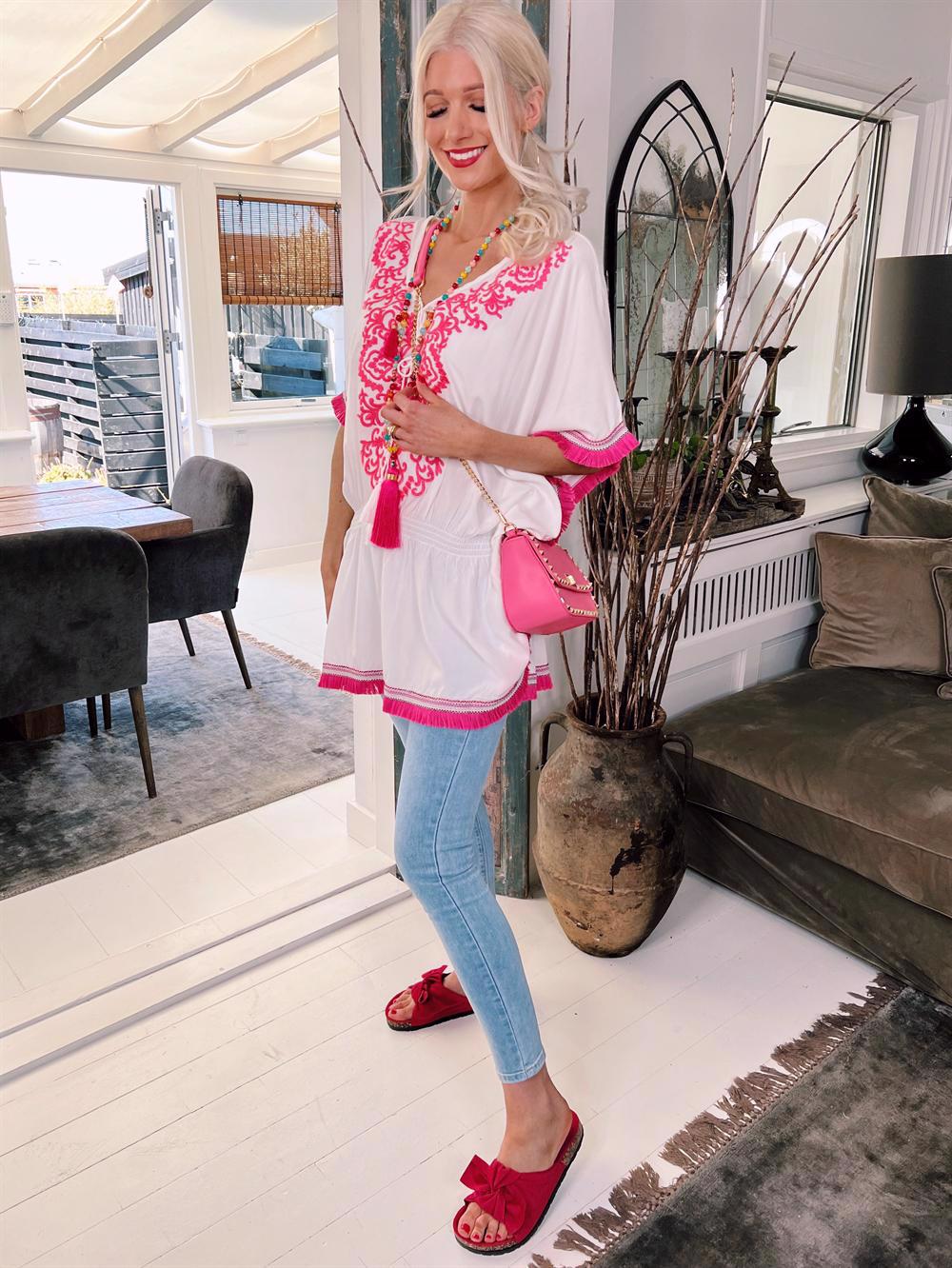 Irma - Vit tunika med rosa sytt mönster och fransar i kanten